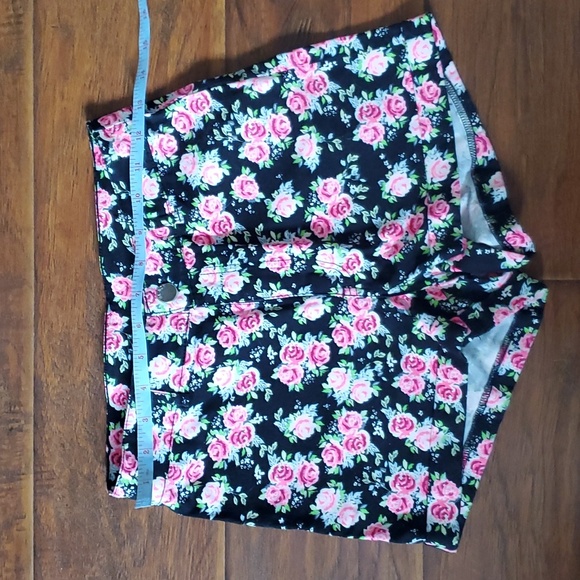 H&M Divided Floral Denim Shorts - Picture 3 of 4